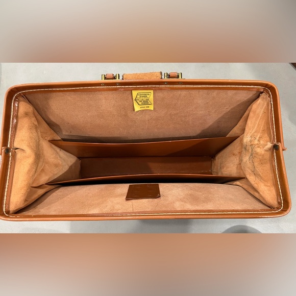 Classic Tan Leather Men's Bag - Picture 4 of 8